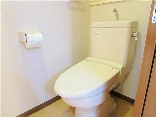 トイレ　シャワー付きのお手洗いです