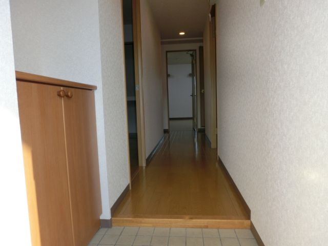 玄関　玄関の眺めです。下駄箱が備え付きです。