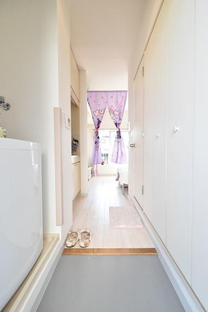 玄関　☆玄関から室内を眺めた様子です☆　※写真はモデルルームです。