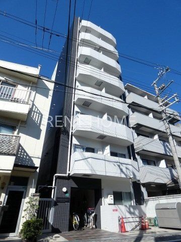建物外観　鉄筋コンクリート８階建てです