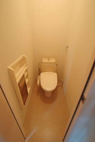 トイレ　同タイプ別室（反転）の写真となります