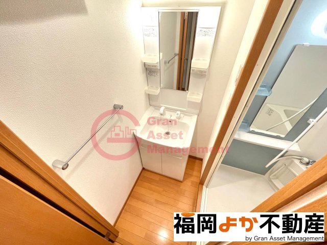 洗面設備　ゆったりとスペースのある洗面所
