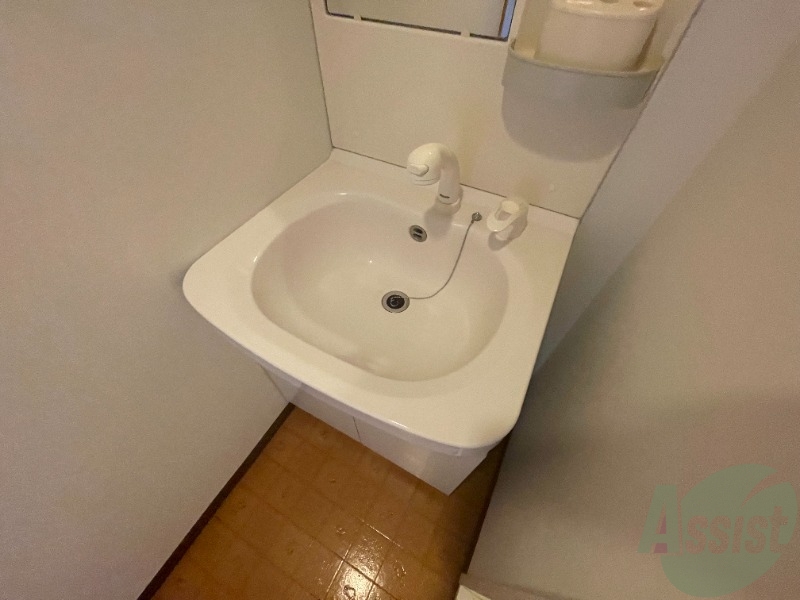 洗面設備　洗面台はシンプルなつくりで手入れがしやすそうですね。