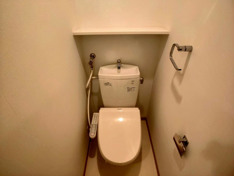 トイレ　ウォシュレット機能がついたトイレです。安心して使用できますね