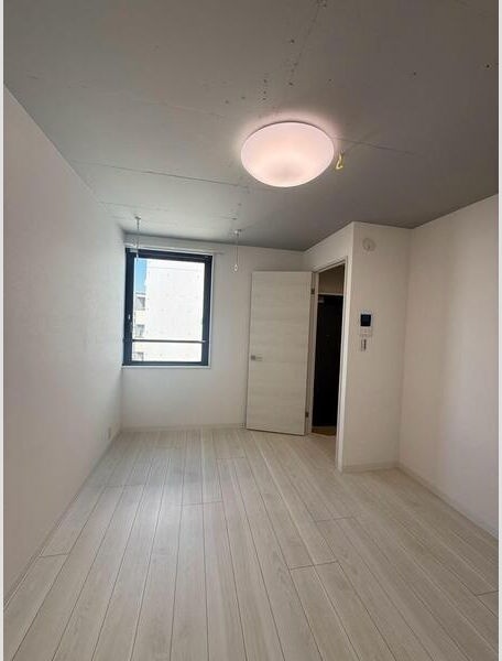 居室・リビング　清潔感のあるフローリングのお部屋です