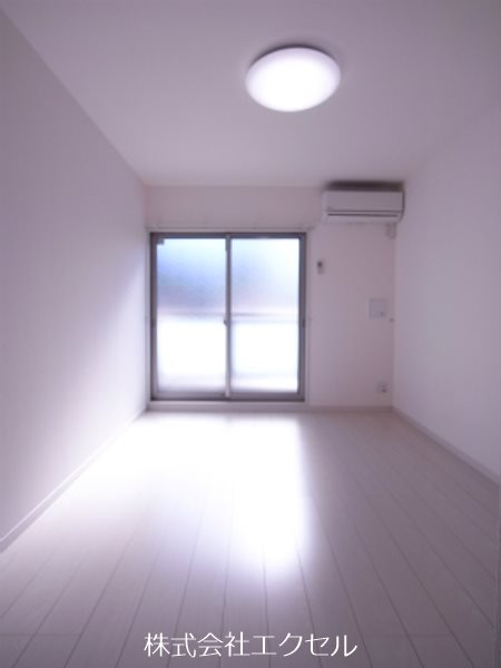居室・リビング　白を基調とした綺麗なお部屋です。