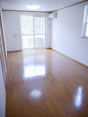 居室・リビング　同物件別部屋