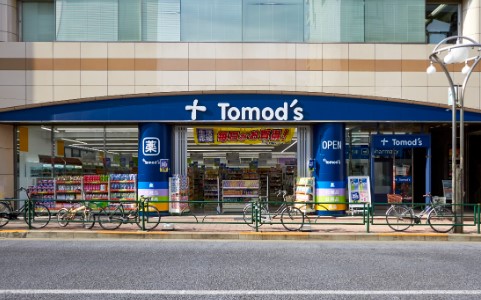 ドラックストア　トモズ高田馬場店（ドラッグストア）まで597m