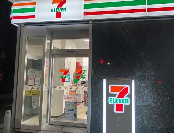 コンビニ　セブンイレブン港区芝1丁目店（コンビニ）まで174m