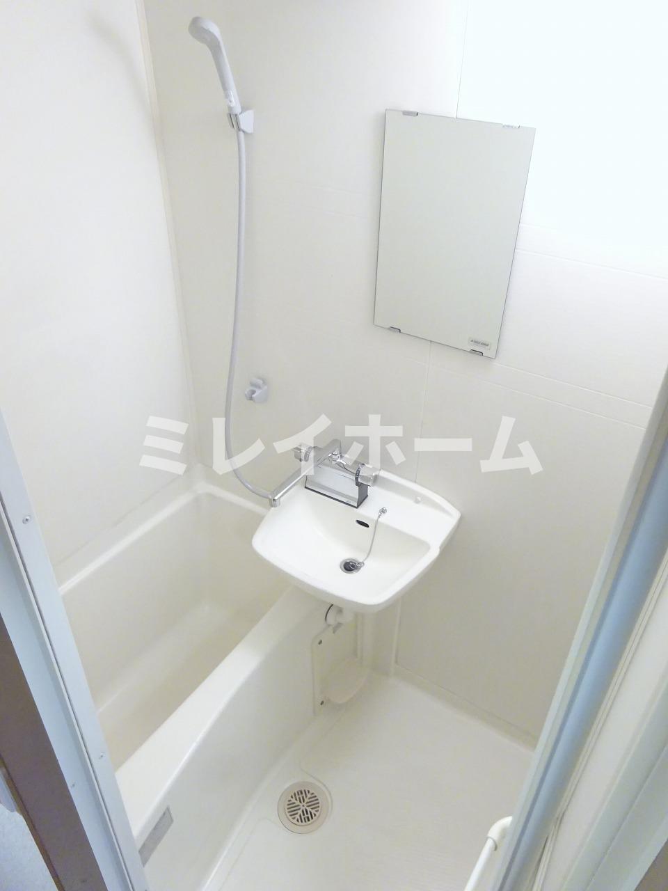 バス・シャワールーム　同建物内別のお部屋の参考写真になります。