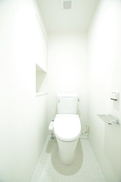 トイレ　バストイレ別で清潔感のある水回り。