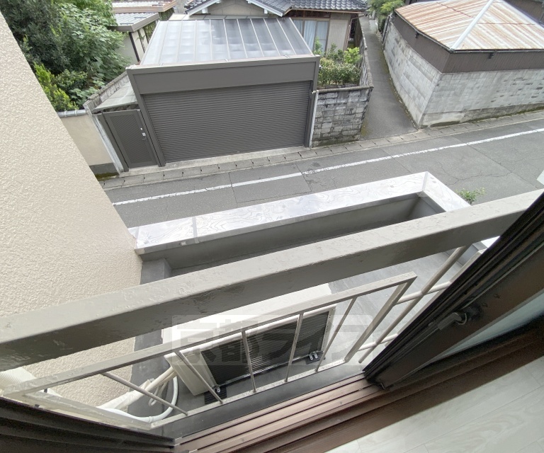 バルコニー　掃き出し窓のサービスバルコニーです。