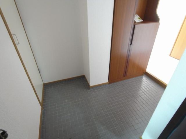 玄関　広い玄関に大きな下駄箱完備