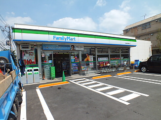 コンビニ　ファミリーマート（コンビニ）まで400m