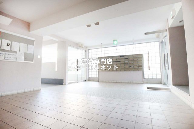 エントランス　毎日通る場所だからこそ、洗練された空間に