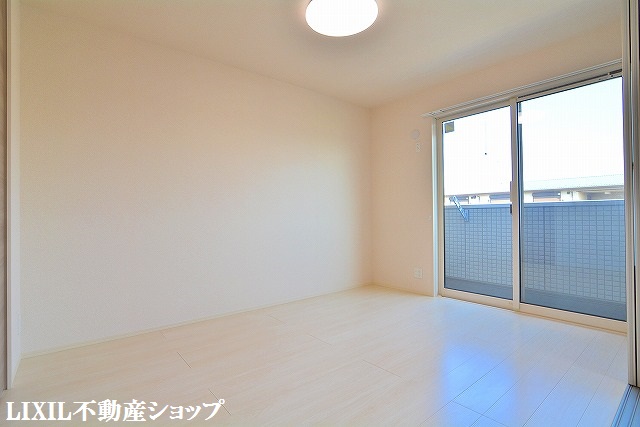 その他　南側６帖の洋室です。
