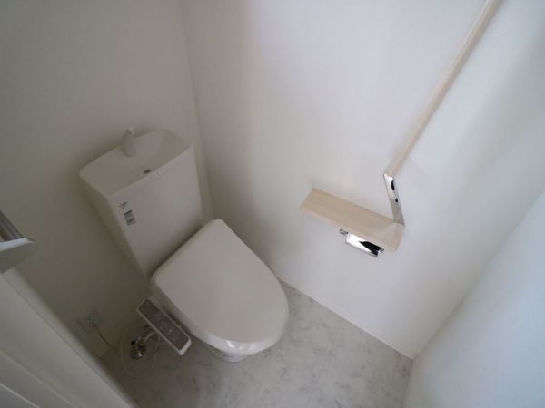 トイレ　温水シャワー付きトイレでいつでも快適です。