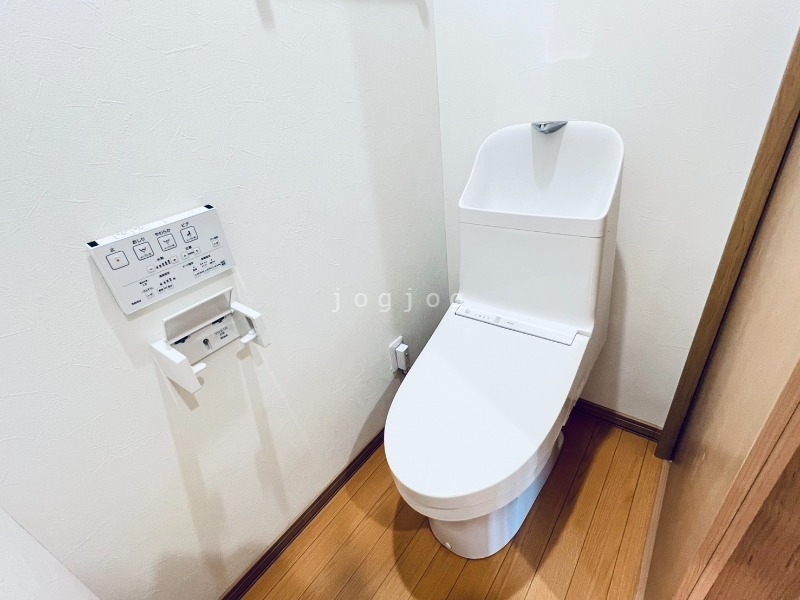 トイレ　嬉しい温水洗浄便座付きのトイレです。
