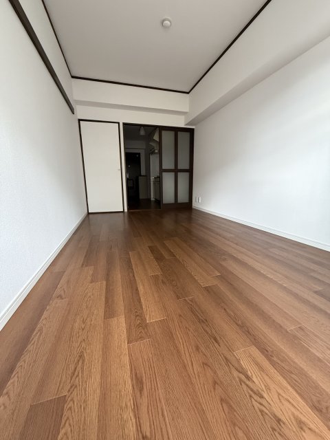 居室・リビング　同物件別号室のものです。