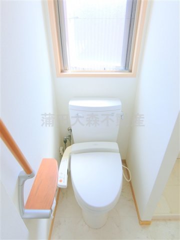 トイレ　窓と温水洗浄便座付きのトイレ
