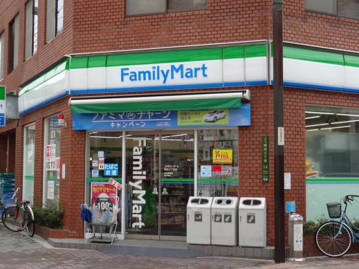 コンビニ　ファミリーマート（コンビニ）まで550m