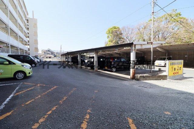 駐車場　駐車場があるので、車を買う予定の方も安心です