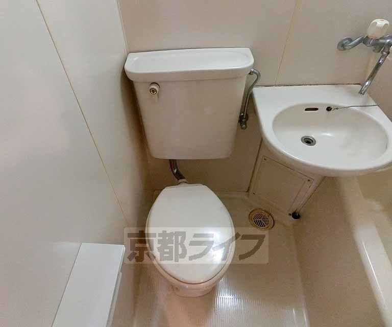 阪急京都線 長岡天神駅 徒歩10分 2階建 築37年のトイレ写真