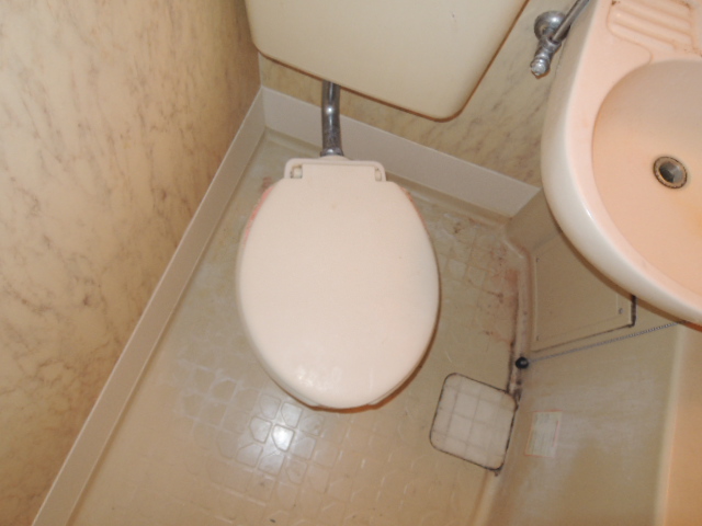 東急世田谷線 三軒茶屋駅 徒歩10分 4階建 築40年のトイレ写真