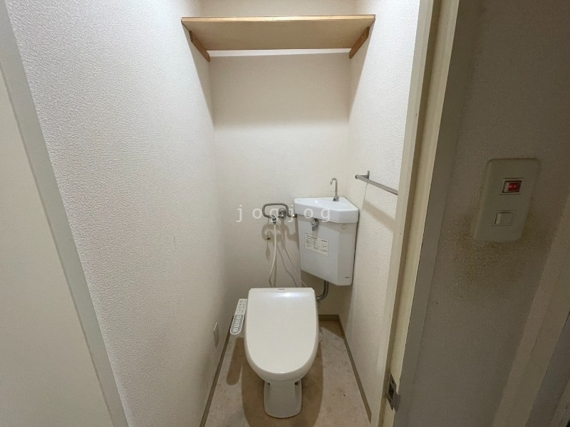 トイレ　嬉しい温水洗浄便座付きのトイレです。