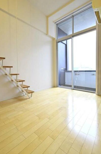 居室・リビング　大きな窓で明るいお部屋です。
