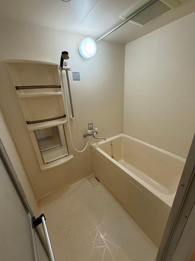 バス・シャワールーム　この写真は同マンションの他のお部屋のものです