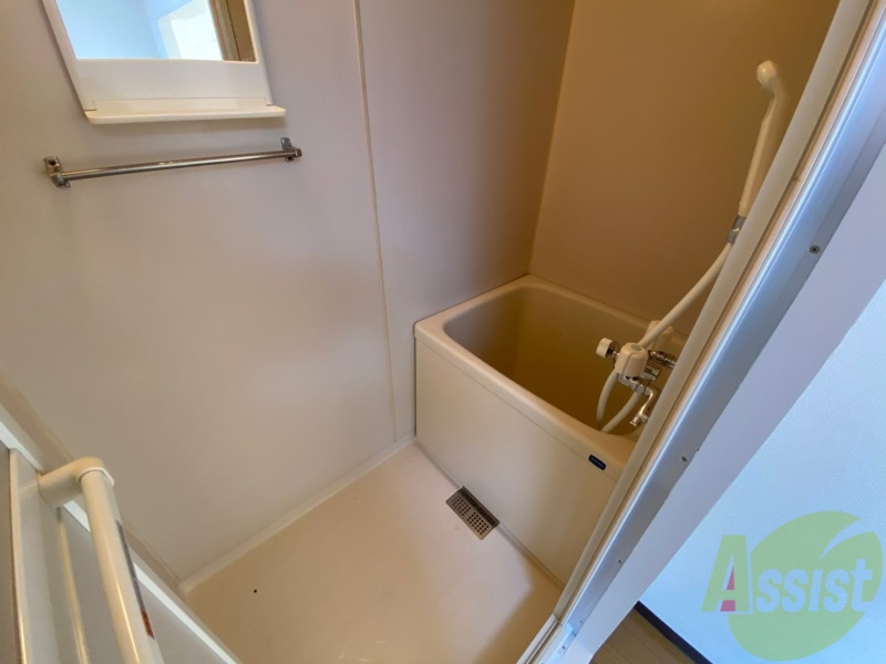 バス・シャワールーム　バスルームは狭すぎず、シャワーも浴びやすそうです。