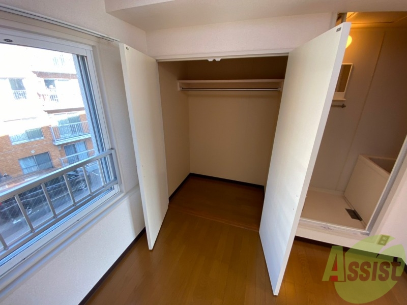 収納　クローゼットを開けてみました。奥行きがありますね。