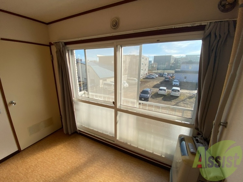 バルコニー　窓を開けると風通しも良く、気分も上がりそう！