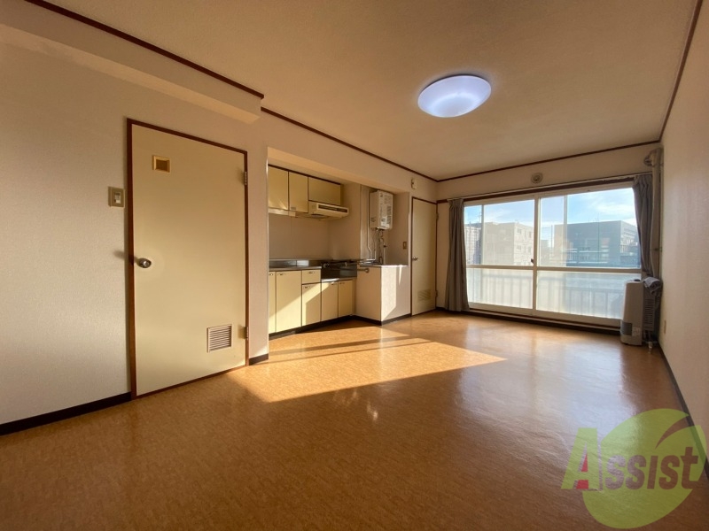 居室・リビング　７帖のＤＫ。引き戸を開けると解放感があります。