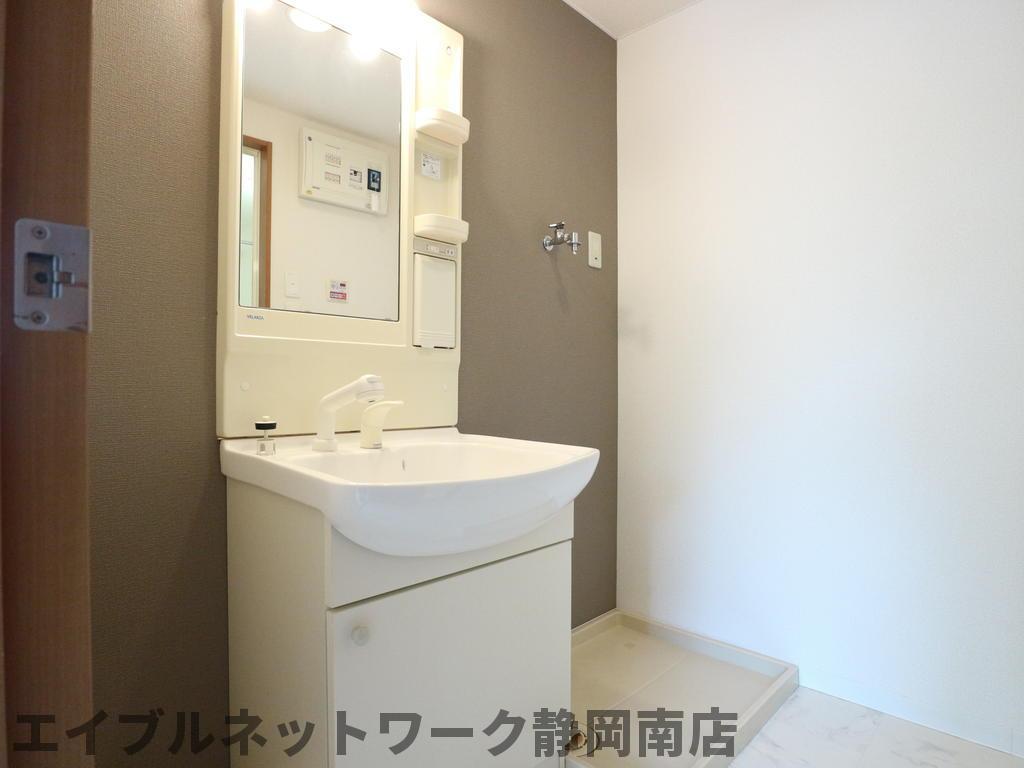 洗面設備　明るい洗面所です