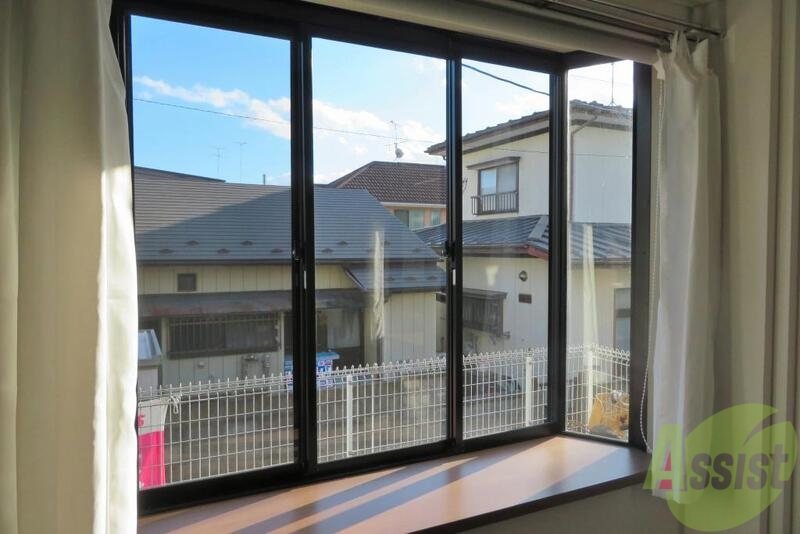 バルコニー　出窓になっており、かわいい小物もおくことができます。