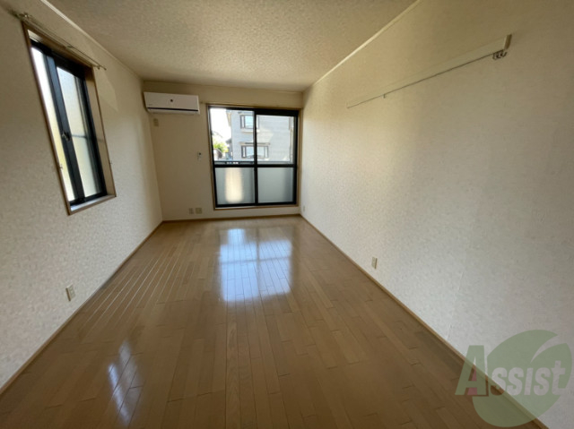 居室・リビング　８帖の洋室です。広々として、きれいですね。