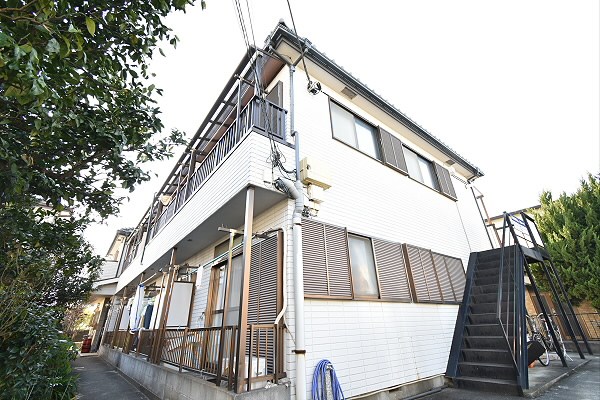 調布市調布ケ丘のアパートの建物外観