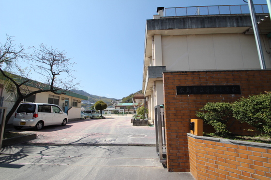 【広島市西区草津浜町のマンションの小学校】