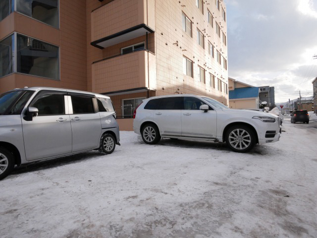 【札幌市西区西町北のマンションの駐車場】