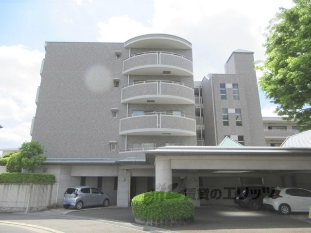 生駒市東生駒のマンションの建物外観