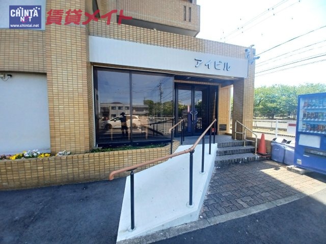 【鈴鹿市平田新町のマンションのエントランス】