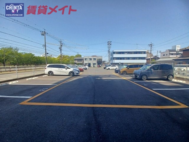 【鈴鹿市平田新町のマンションの駐車場】