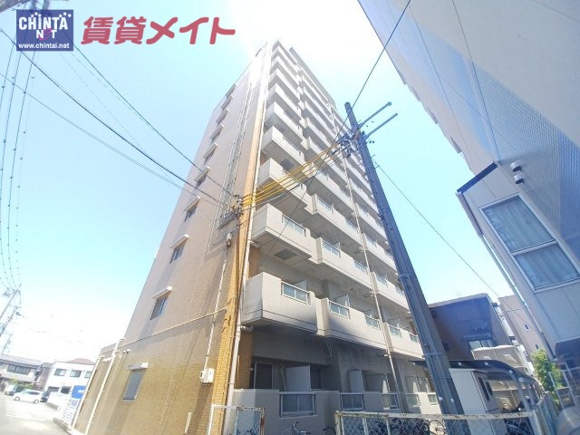 【鈴鹿市平田新町のマンションの建物外観】