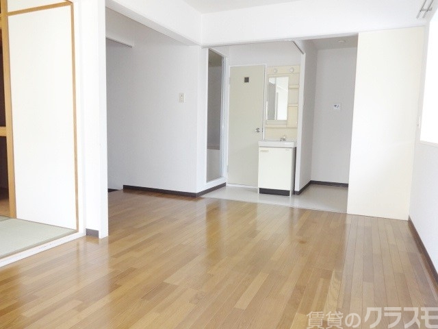居室・リビング　南東向きですので明るいお部屋♪
