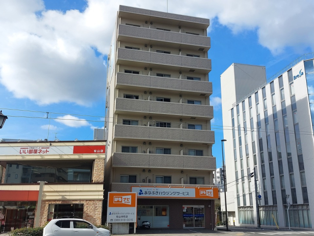 松山市本町のマンションの建物外観