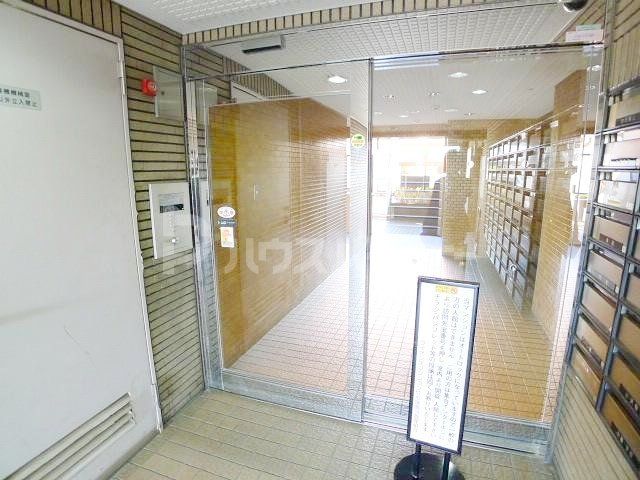 【草加市谷塚上町のマンションのエントランス】