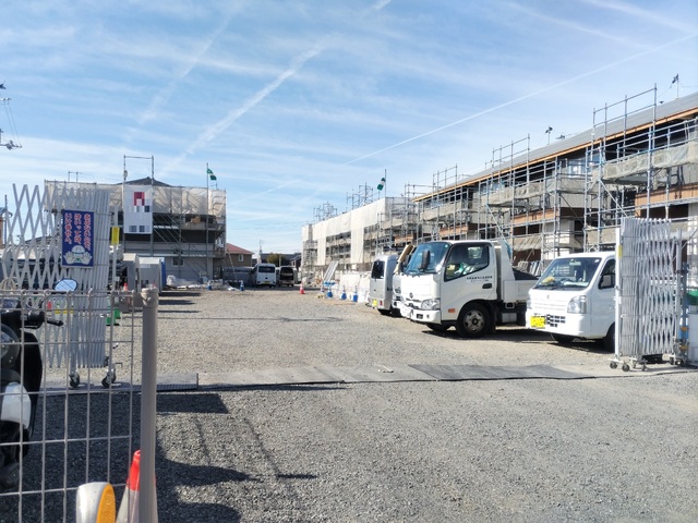 【松山市朝生田町のアパートの駐車場】