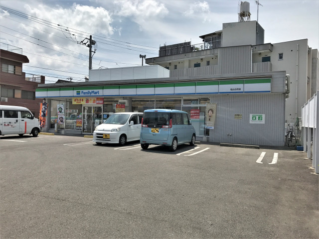 【松山市朝生田町のアパートのコンビニ】